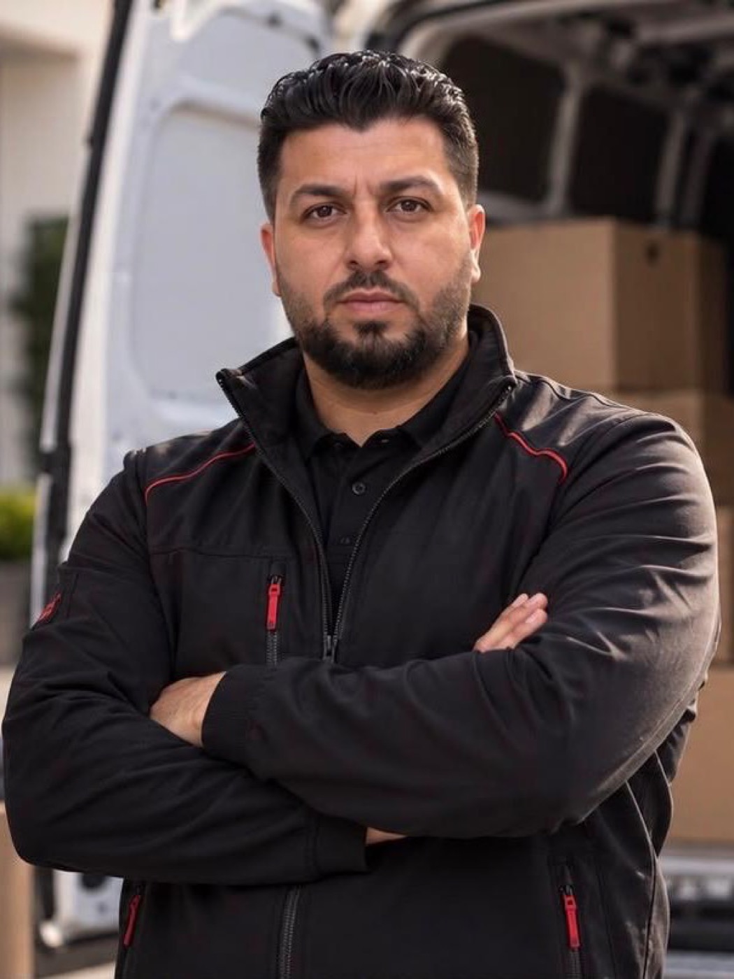 Aytac Elkatmis, Inhaber von Lastentaxi Rheinland, vor seinem beladenen Transporter